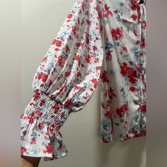 Beautiful Floral top - Picture 5 of 10